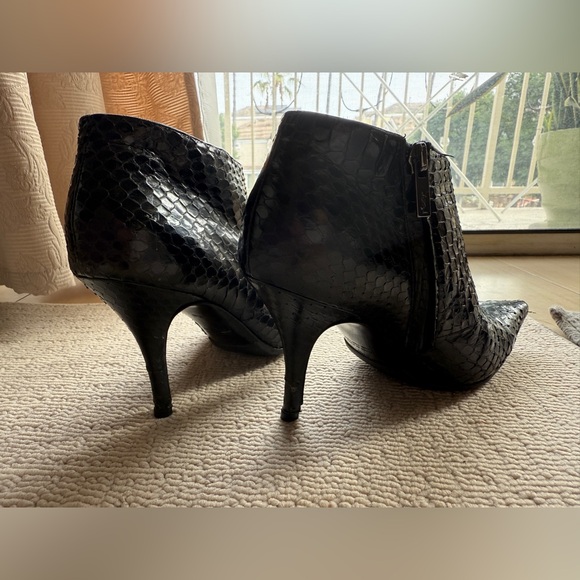 YSL Saint Laurent Black Crocodile Embossed Ankle Boots Side Zip Pointy Toe 37.5 - Picture 8 of 14